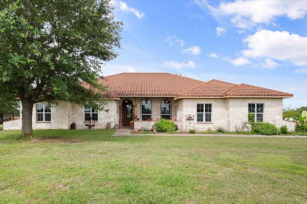 103 Acres of Land with Home for Sale in Barry, Texas