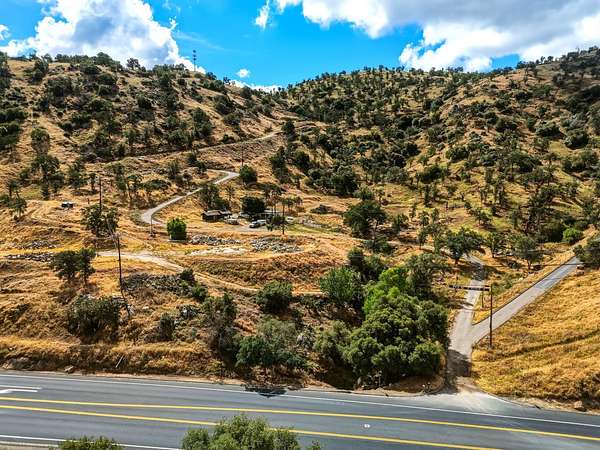 46.7 Acres of Recreational & Residential Land for Sale in Lemoncove, California
