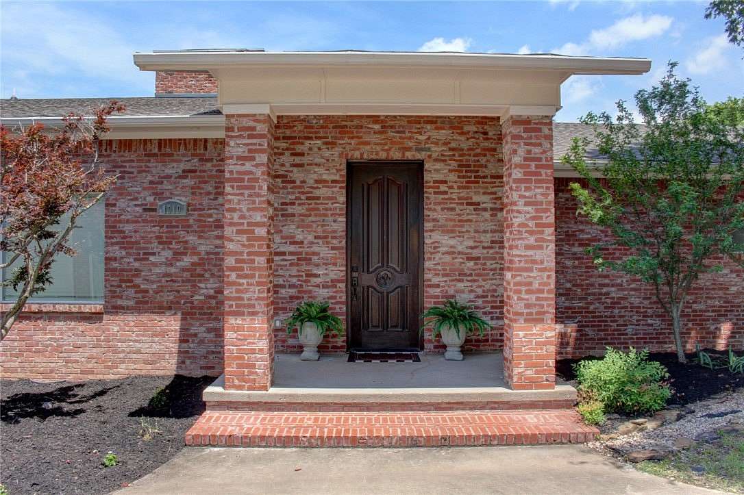 5.25 Acres of Land with Home for Sale in Fayetteville, Arkansas