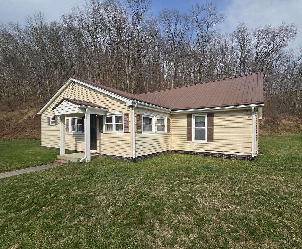 4.6 Acres of Land with Home for Auction in North Tazewell, Virginia