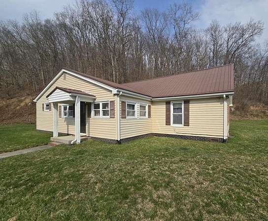 4.6 Acres of Land with Home for Auction in North Tazewell, Virginia