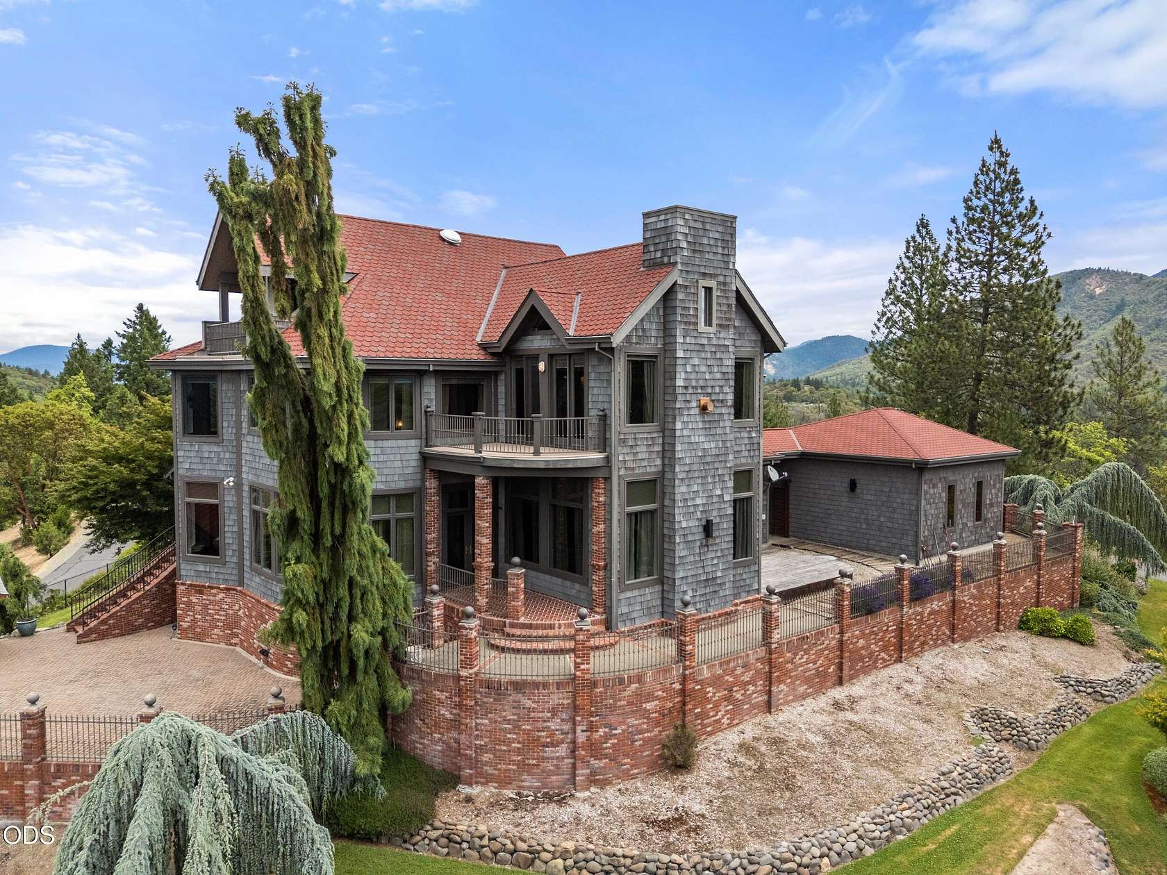 2.52 Acres of Land with Home for Sale in Grants Pass, Oregon