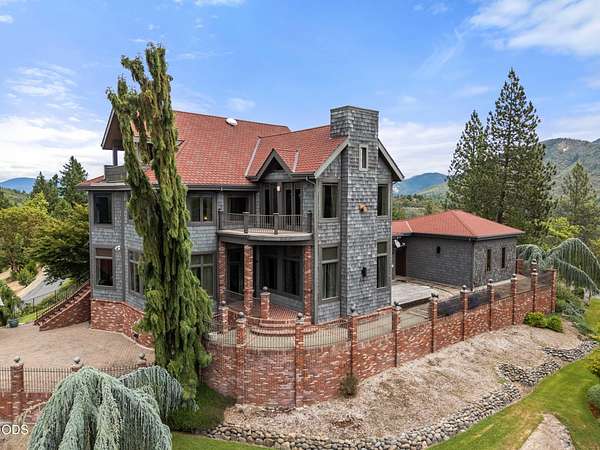 2.52 Acres of Land with Home for Sale in Grants Pass, Oregon