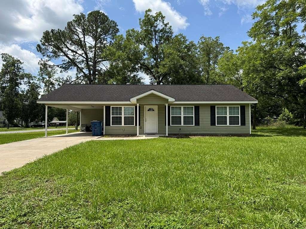6.69 Acres of Improved Residential Land for Sale in Waycross, Georgia