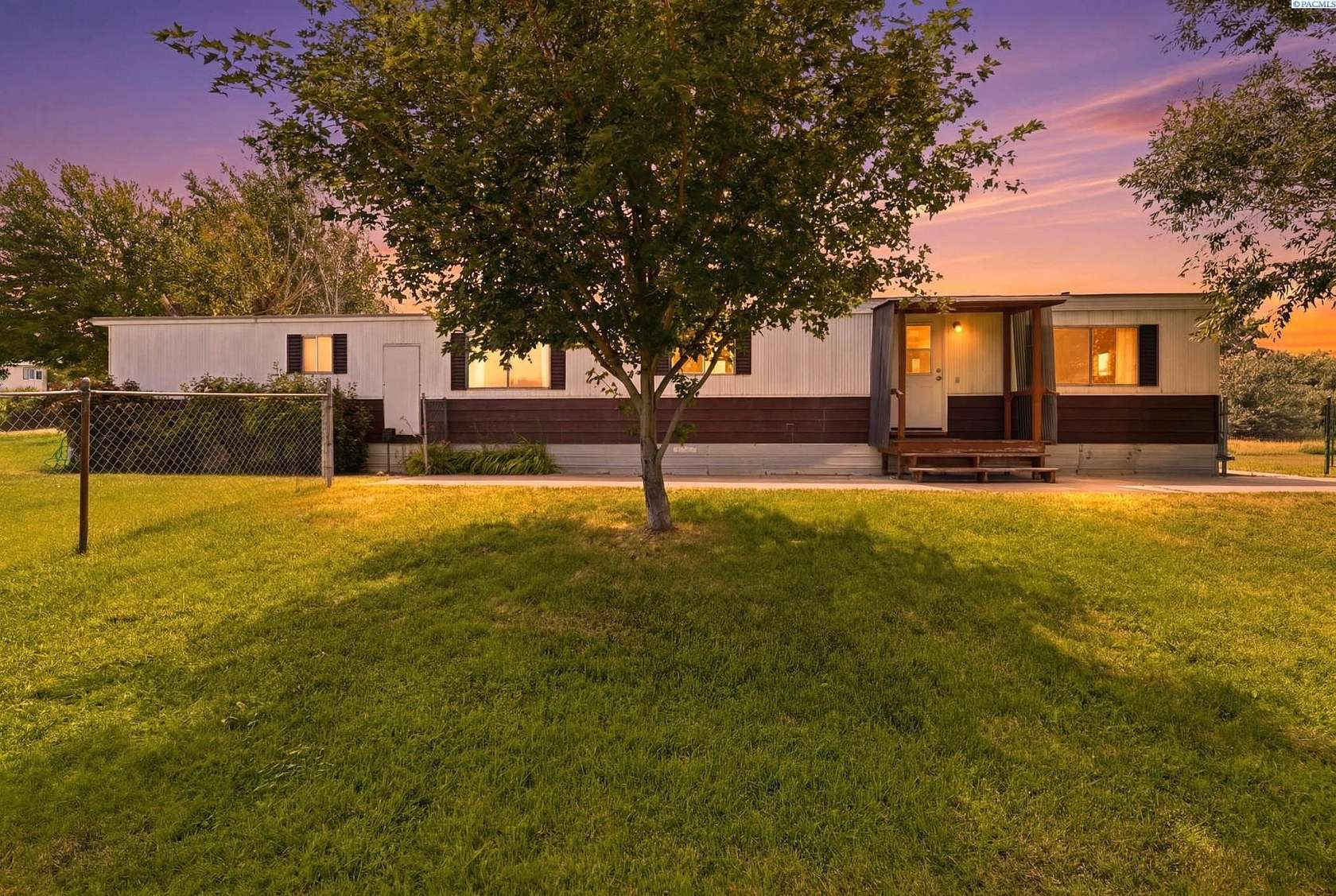 1.68 Acres of Land with Home for Sale in Kennewick, Washington