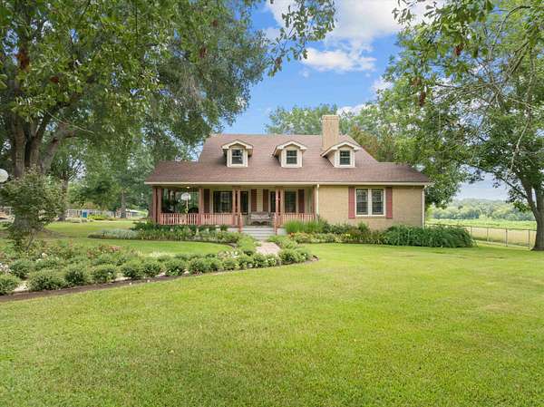 16.6 Acres of Land with Home for Sale in Henderson, Texas