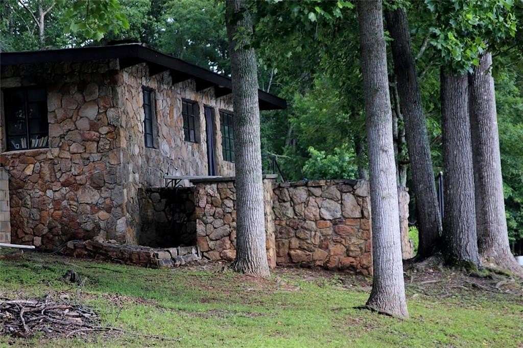 16.1 Acres of Land with Home for Sale in Barnesville, Georgia