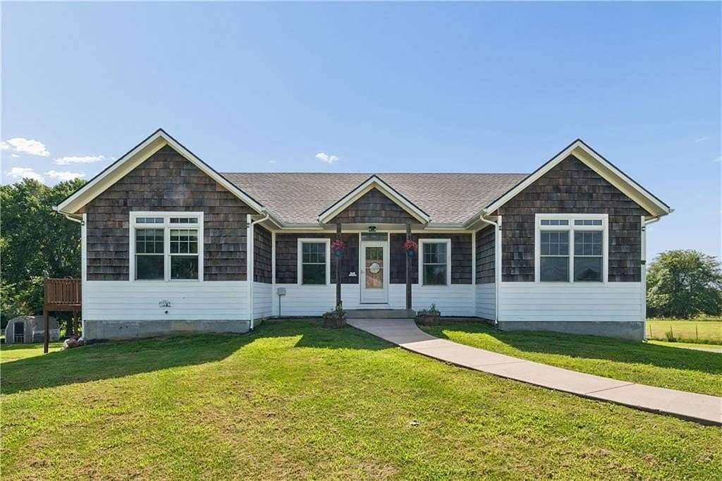 4 Acres of Land with Home for Sale in Centerview, Missouri