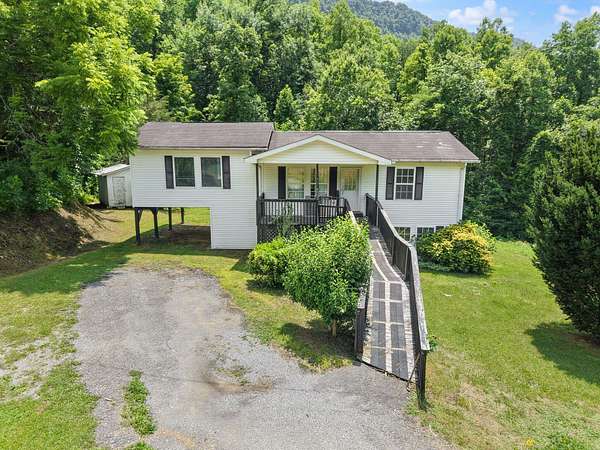 1.5 Acres of Land with Home for Sale in Bledsoe, Kentucky