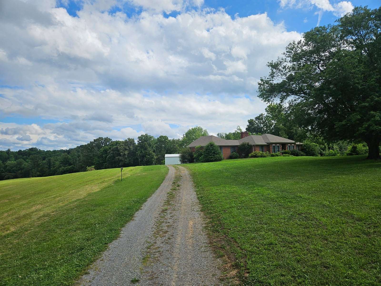 114 Acres of Land with Home for Auction in Springfield, Tennessee