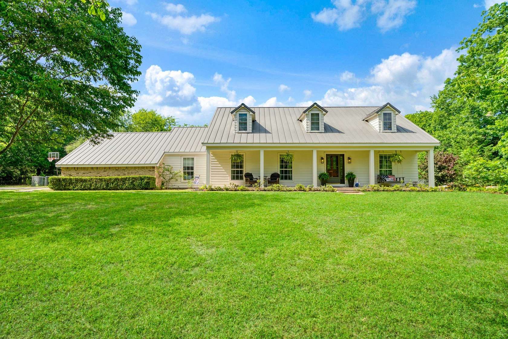 9.72 Acres of Land with Home for Sale in Paris, Texas
