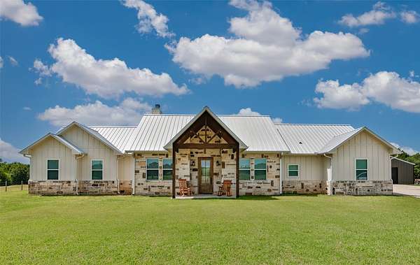 14.2 Acres of Land with Home for Sale in Whitesboro, Texas