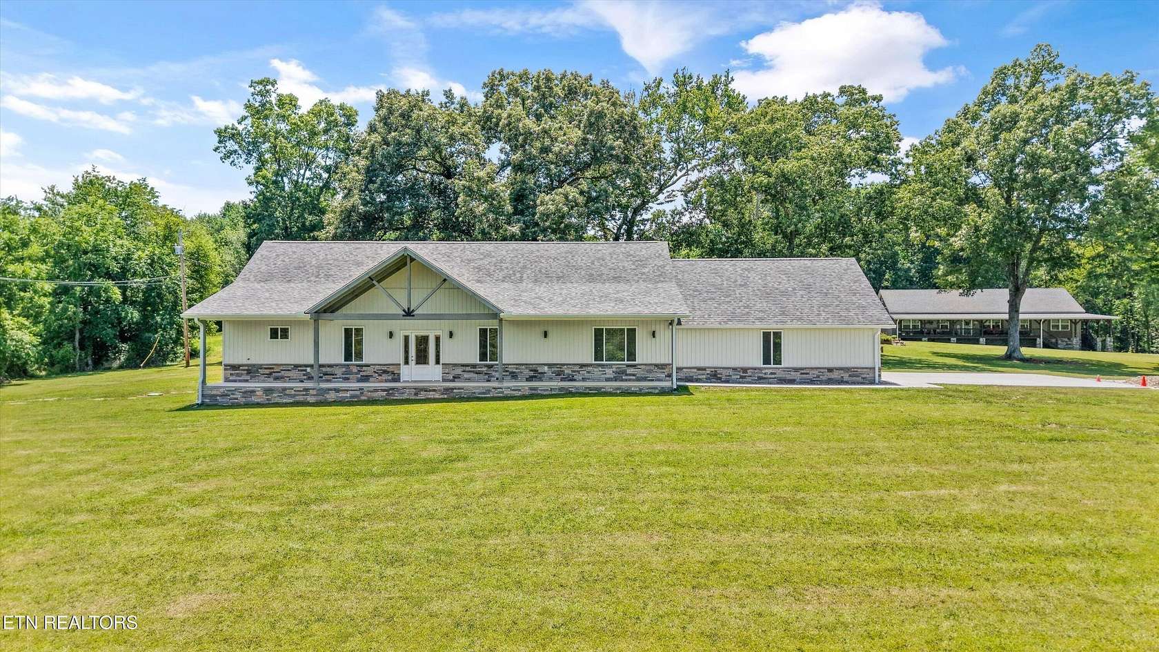 5 Acres of Improved Residential Land for Sale in Sunbright, Tennessee