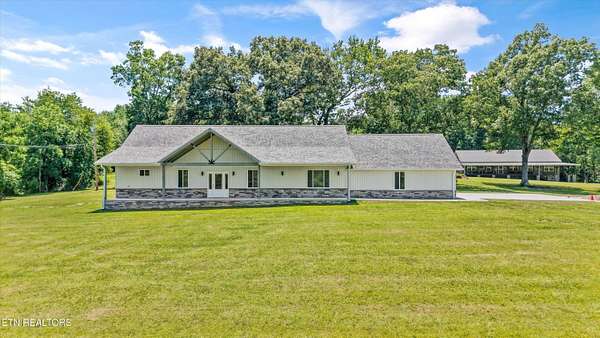 5 Acres of Improved Residential Land for Sale in Sunbright, Tennessee
