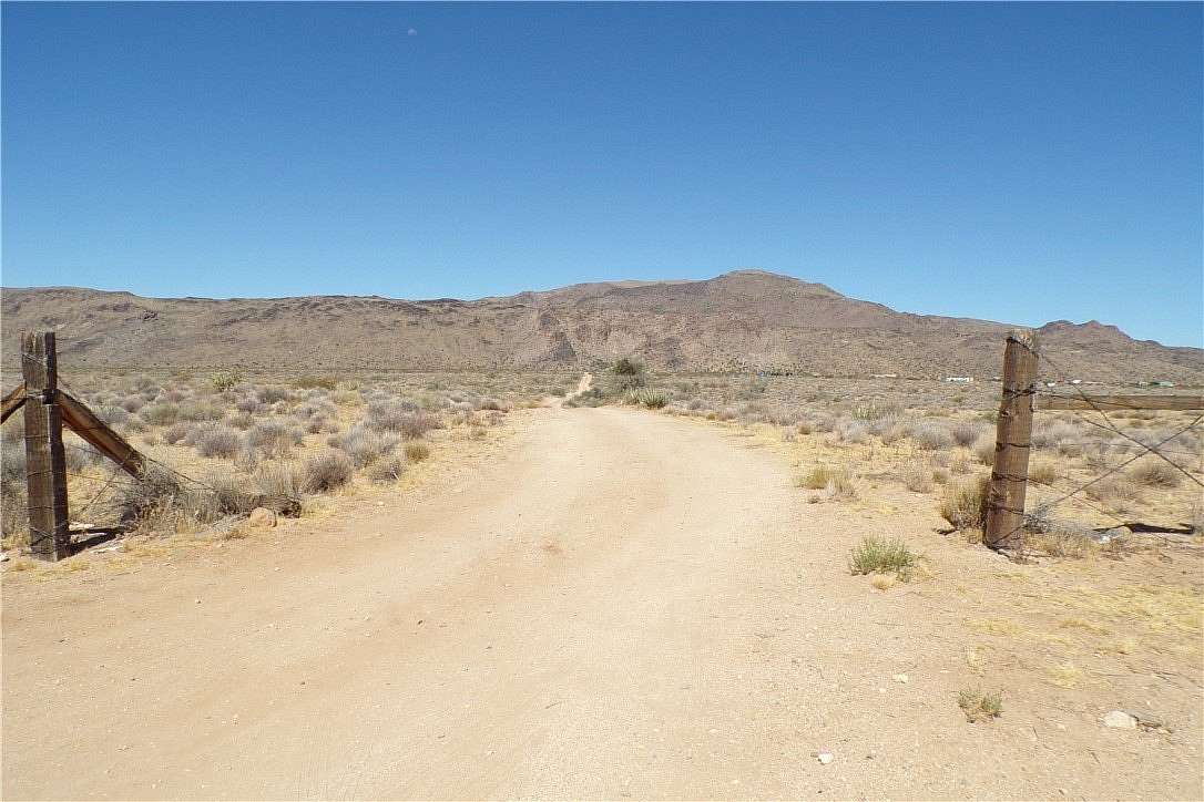 27.5 Acres of Land for Sale in Golden Valley, Arizona