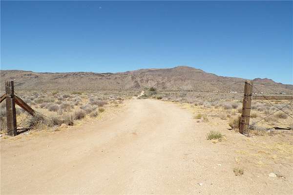 27.5 Acres of Land for Sale in Golden Valley, Arizona