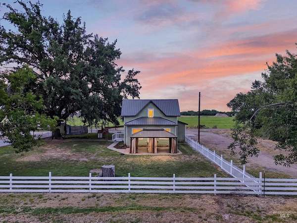 9 Acres of Land with Home for Sale in Payette, Idaho
