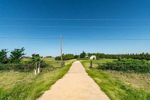 7 Acres of Land with Home for Sale in Tulia, Texas