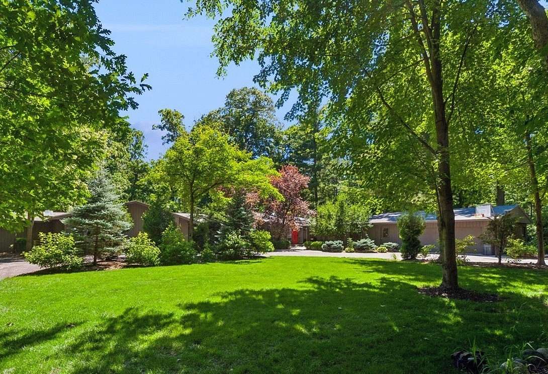 1.9 Acres of Land with Home for Sale in Riverwoods, Illinois