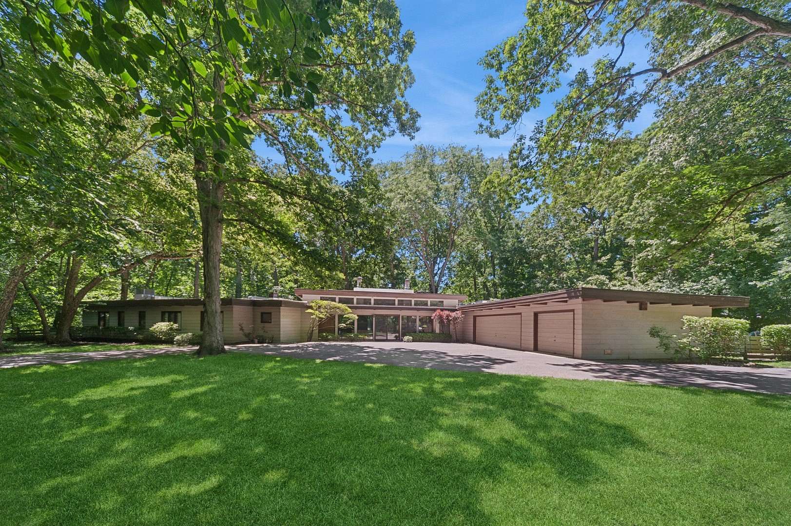 1.8 Acres of Land with Home for Sale in Riverwoods, Illinois
