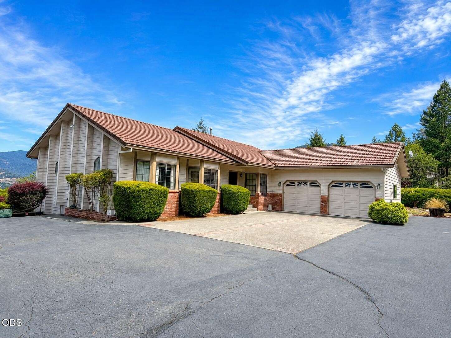 2.33 Acres of Land with Home for Sale in Grants Pass, Oregon
