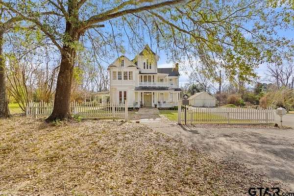 3.14 Acres of Land with Home for Sale in Jacksonville, Texas