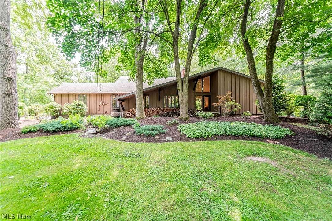 1.8 Acres of Land with Home for Sale in Moreland Hills, Ohio