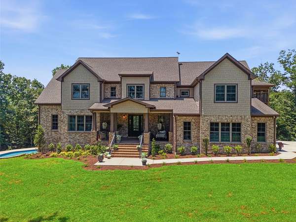 129 Acres of Land with Home for Sale in White Bluff, Tennessee