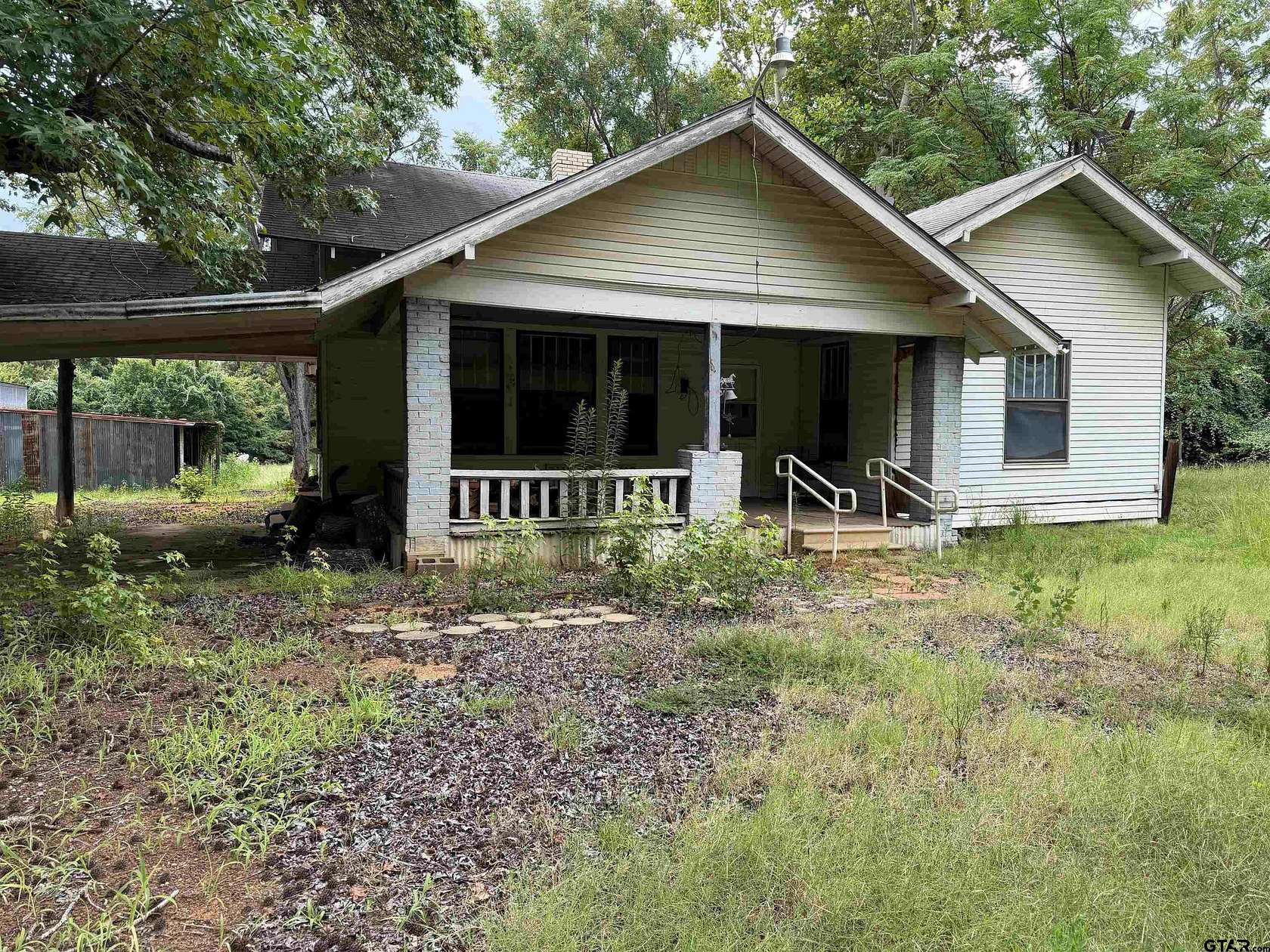 2.86 Acres of Land with Home for Sale in Jacksonville, Texas