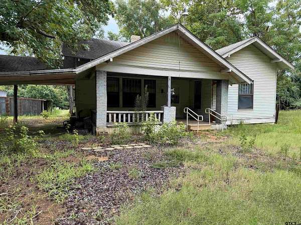 2.86 Acres of Land with Home for Sale in Jacksonville, Texas