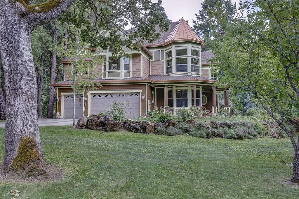 114 Acres of Land with Home for Sale in Eagle Point, Oregon