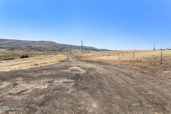 10.4 Acres of Land with Home for Sale in Yakima, Washington