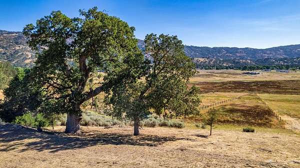 1 Acre of Residential Land for Sale in Tehachapi, California
