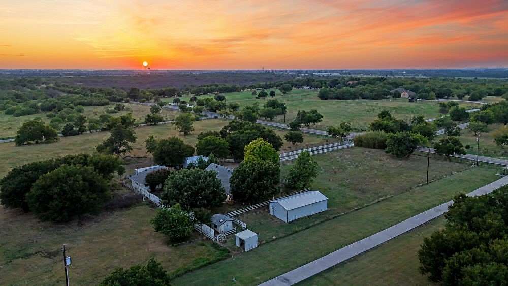1.5 Acres of Land with Home for Sale in Denton, Texas