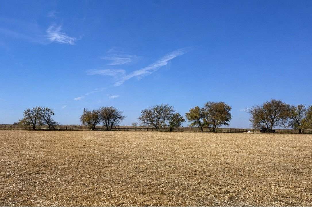 10 Acres of Land for Sale in Grandview, Texas