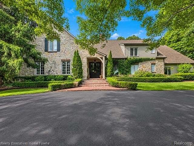 1.8 Acres of Land with Home for Sale in Bloomfield Township, Michigan