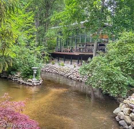 2 Acres of Land with Home for Lease in Oakland Charter Township, Michigan