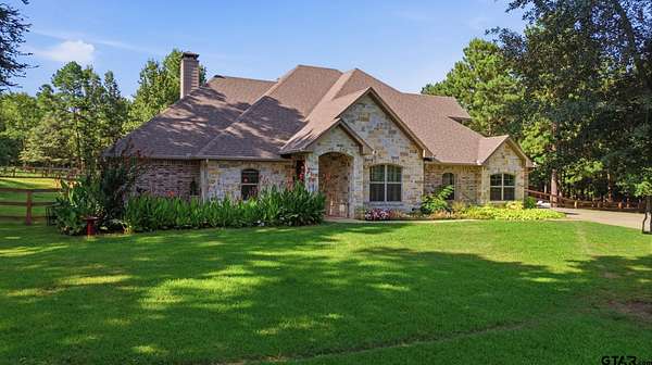 15.7 Acres of Land with Home for Sale in Tyler, Texas