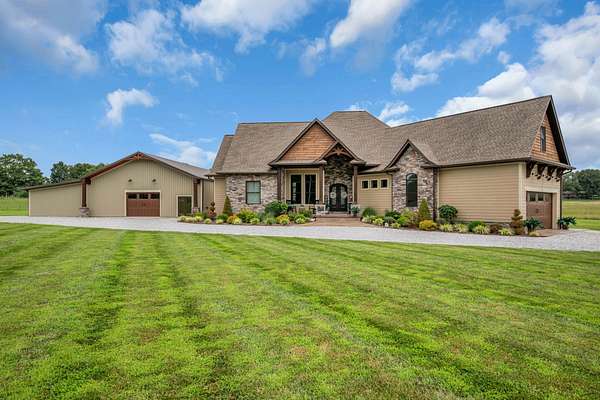 152 Acres of Recreational Land with Home for Sale in Dickson, Tennessee