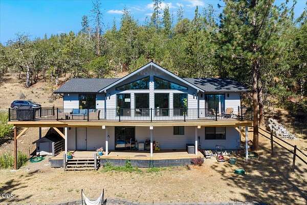 9.68 Acres of Land with Home for Sale in Eagle Point, Oregon