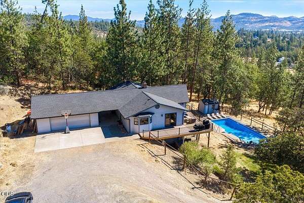 9.68 Acres of Land with Home for Sale in Eagle Point, Oregon