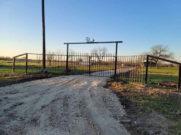 10 Acres of Land for Sale in Streetman, Texas