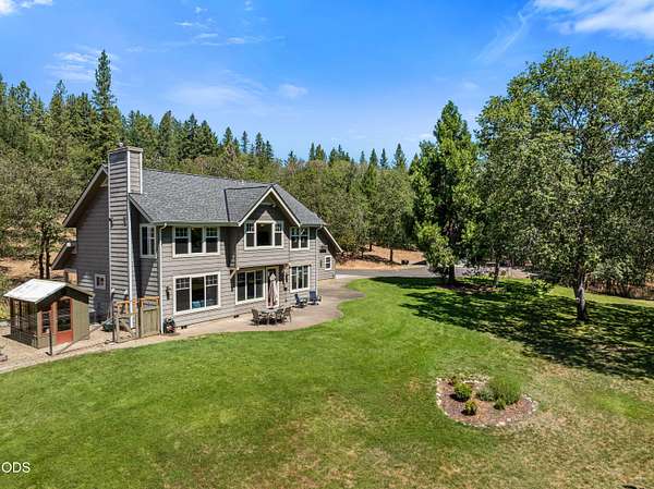 5 Acres of Land with Home for Sale in Grants Pass, Oregon