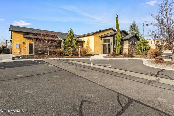 1.67 Acres of Improved Commercial Land for Sale in Zillah, Washington