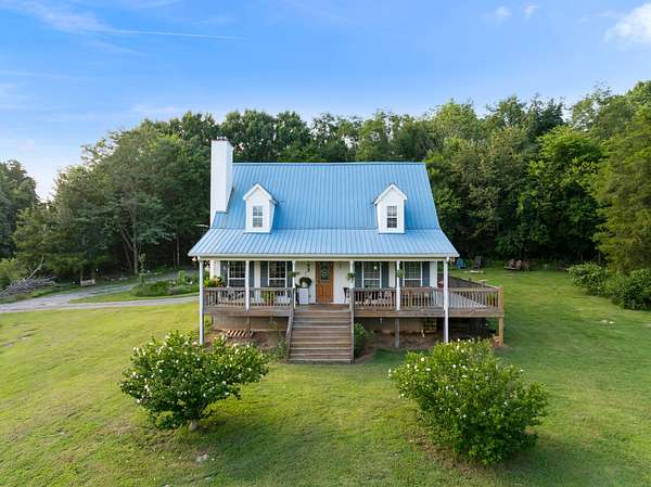 10.2 Acres of Recreational Land with Home for Sale in Watertown, Tennessee