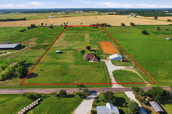 13.5 Acres of Land with Home for Sale in Whitesboro, Texas
