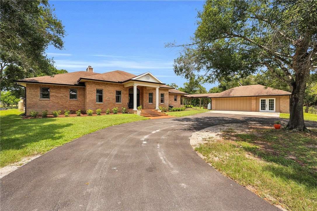 4.6 Acres of Land with Home for Sale in Vero Beach, Florida