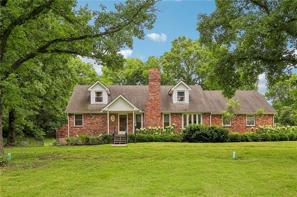 19.4 Acres of Land with Home for Sale in Leavenworth, Kansas