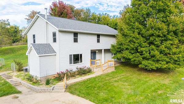 10.5 Acres of Land with Home for Sale in Trivoli, Illinois