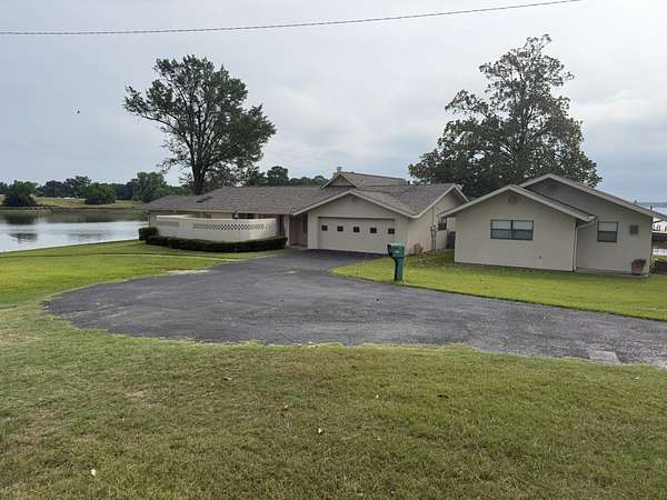 5.5 Acres of Land with Home for Lease in Tool, Texas